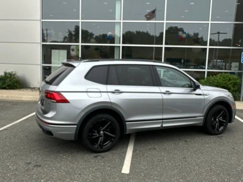 Used 2024 Volkswagen Tiguan SE R-Line AWD/4WD image 4