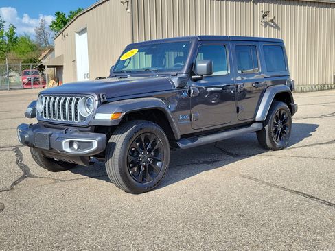 Used 2025 Jeep Wrangler Unlimited Sahara AWD/4WD image 2