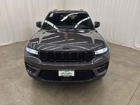 Used 2025 Jeep Grand Cherokee Altitude image 2