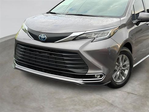 Used 2021 Toyota Sienna XLE FWD image 3