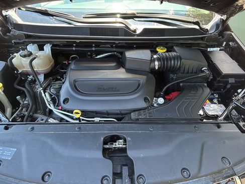 Certified 2023 Chrysler Pacifica Touring-L FWD image 10