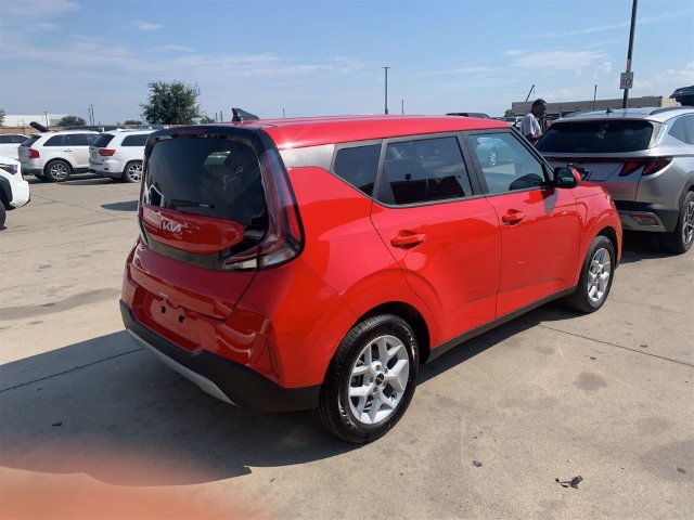 Used 2025 Kia Soul LX w/ LX Technology Package FWD image 3