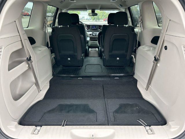 Used 2017 Chrysler Pacifica LX FWD image 13