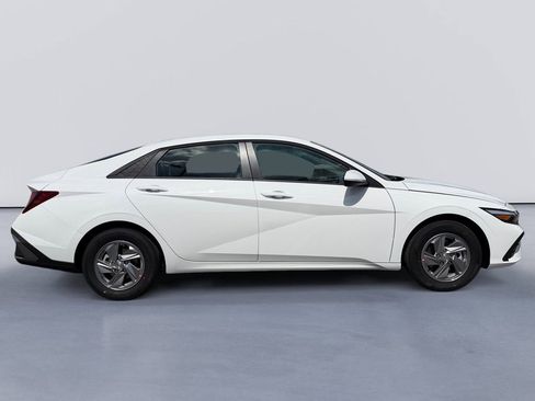 New 2026 Hyundai Elantra SE FWD image 2