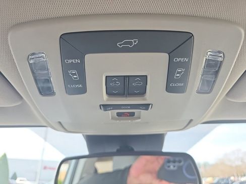 Used 2024 Toyota Sienna XLE image 32