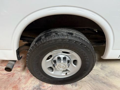 Used 2017 Chevrolet Express 2500 RWD image 30