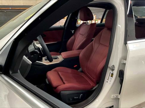 Used 2025 BMW 330i Sedan w/ Premium Package image 28