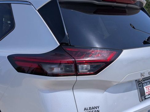 Used 2021 Nissan Rogue SV FWD image 13