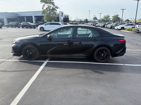 Used 2025 Toyota Camry SE w/ Convenience Package FWD image 3