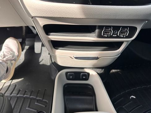 Used 2021 Chrysler Pacifica Touring-L w/ Premium & Safety Sphere Group image 13