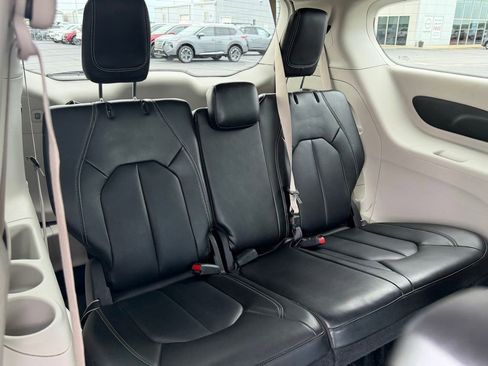 Used 2023 Chrysler Pacifica Touring-L FWD image 19
