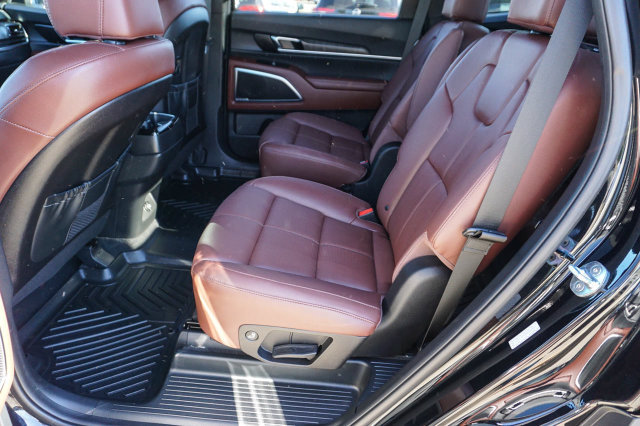 Used 2024 Kia Telluride SX w/ Towing Package FWD image 19