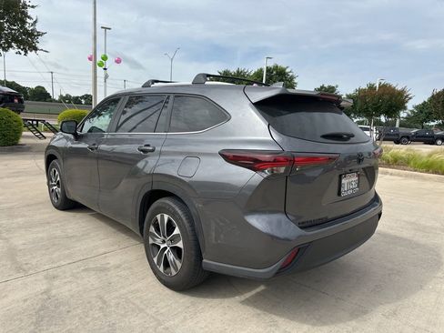 Used 2024 Toyota Highlander XLE FWD image 4
