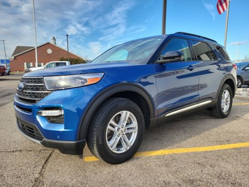 Used 2023 Ford Explorer XLT w/ Equipment Group 202A image 2