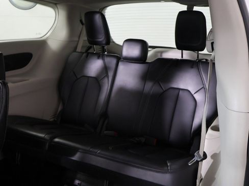 Used 2024 Chrysler Pacifica Touring-L image 29