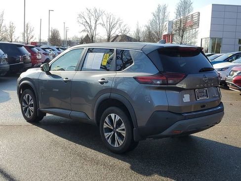 Used 2022 Nissan Rogue SV image 3