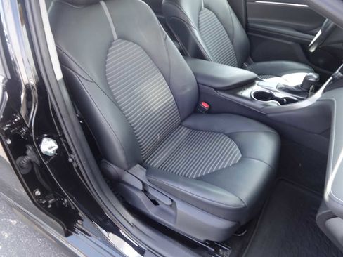 Used 2021 Toyota Camry SE w/ Cold Weather Package image 9