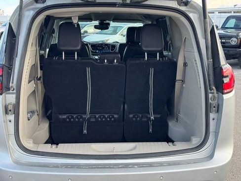 Used 2024 Chrysler Pacifica Touring-L image 4