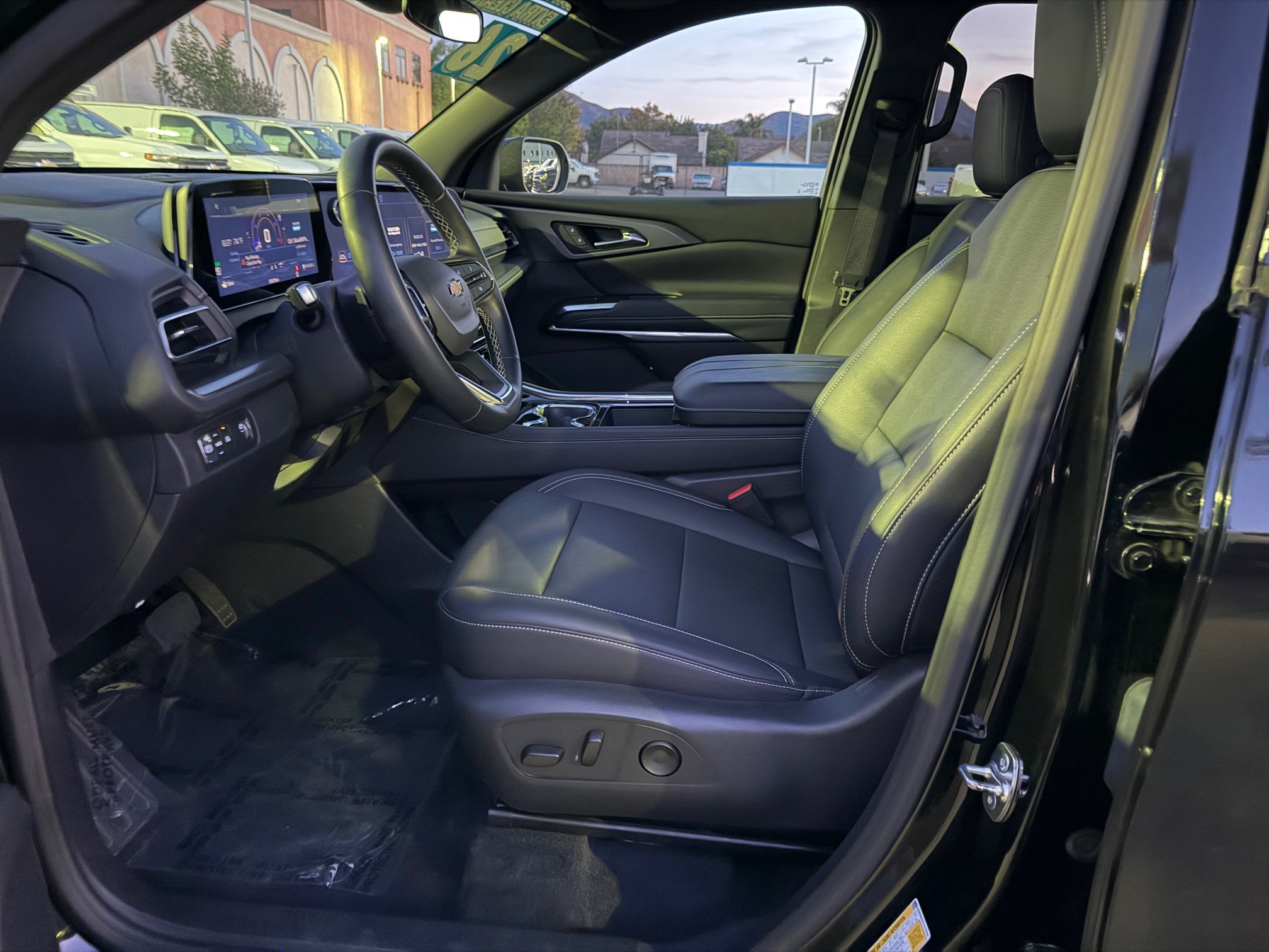 Used 2026 Chevrolet Traverse LT FWD image 23