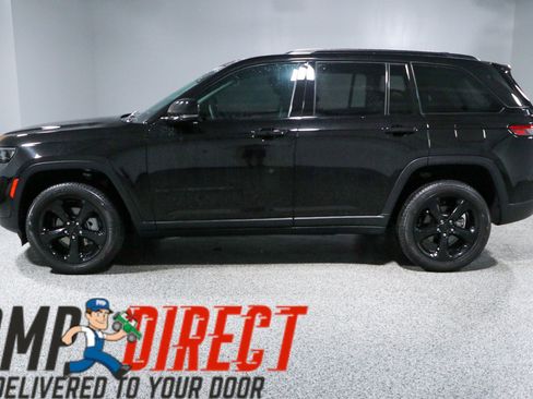 Used 2023 Jeep Grand Cherokee Limited w/ Black Appearance Package AWD/4WD image 10