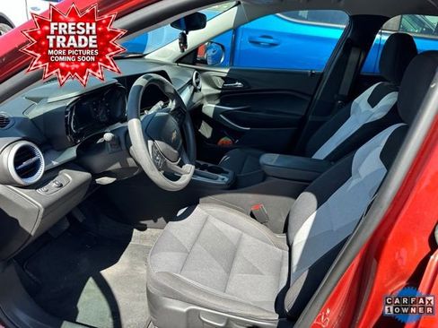 Used 2024 Chevrolet Trax LS w/ LS Convenience Package FWD image 4