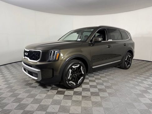 Used 2023 Kia Telluride EX w/ EX Captain's Chair Package FWD image 3