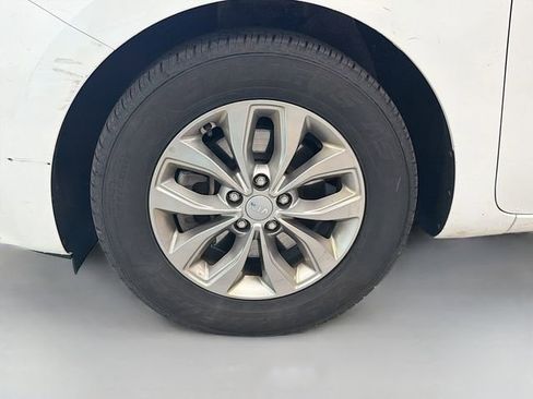 Used 2019 Kia Sedona LX image 25