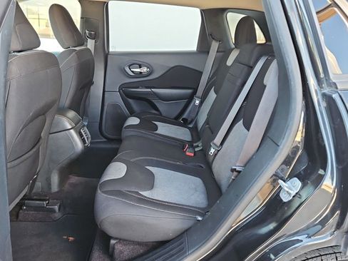 Used 2016 Jeep Cherokee Sport image 19