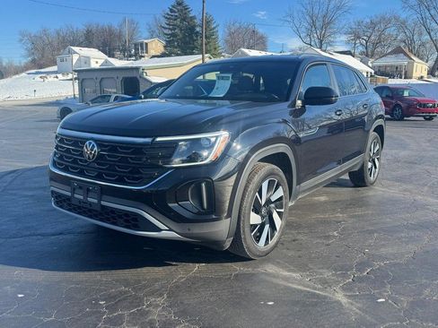 Used 2025 Volkswagen Atlas Cross Sport SE image 2