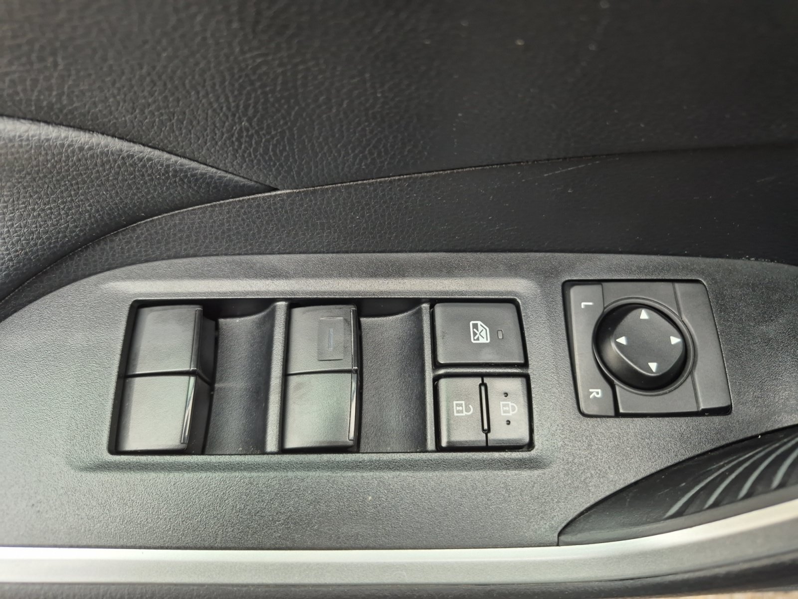 Used 2020 Toyota RAV4 LE w/ All Weather Liner Package AWD/4WD image 15