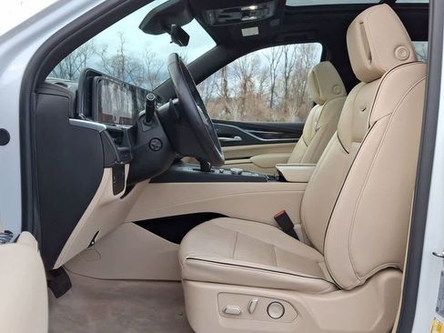 Used 2024 Cadillac Escalade Premium Luxury image 17