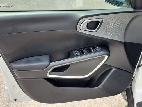 Used 2025 Kia Soul LX FWD image 16