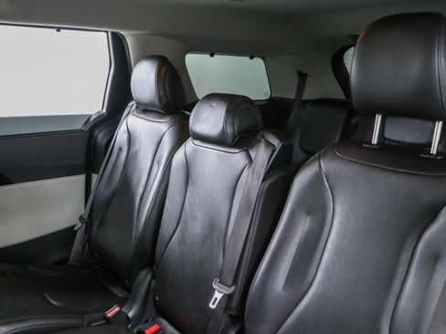 Used 2024 Kia Carnival EX FWD image 24