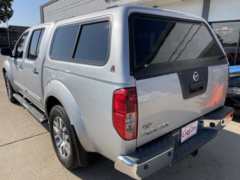 Used 2013 Nissan Frontier SL w/ Moonroof Pkg image 3