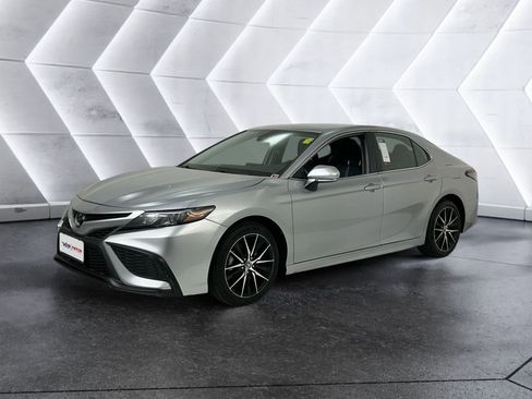 Used 2024 Toyota Camry SE image 3