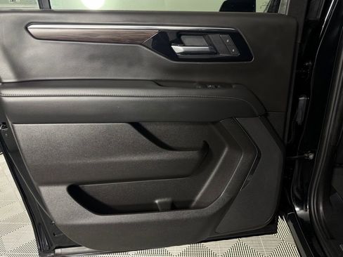 Used 2025 Chevrolet Suburban Z71 image 28