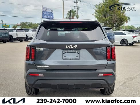 Certified 2023 Kia Sorento LX FWD image 5