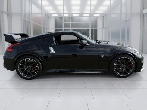 Used 2017 Nissan 370Z NISMO image 7
