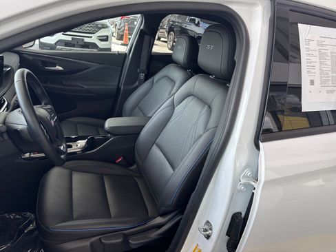 Used 2025 Buick Envista Sport Touring image 36