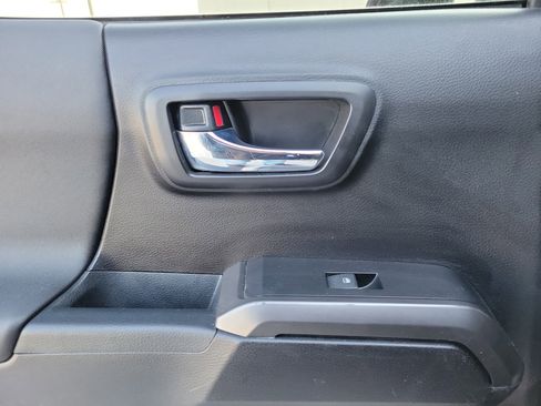 Used 2019 Toyota Tacoma TRD Sport w/ Technology Package image 12