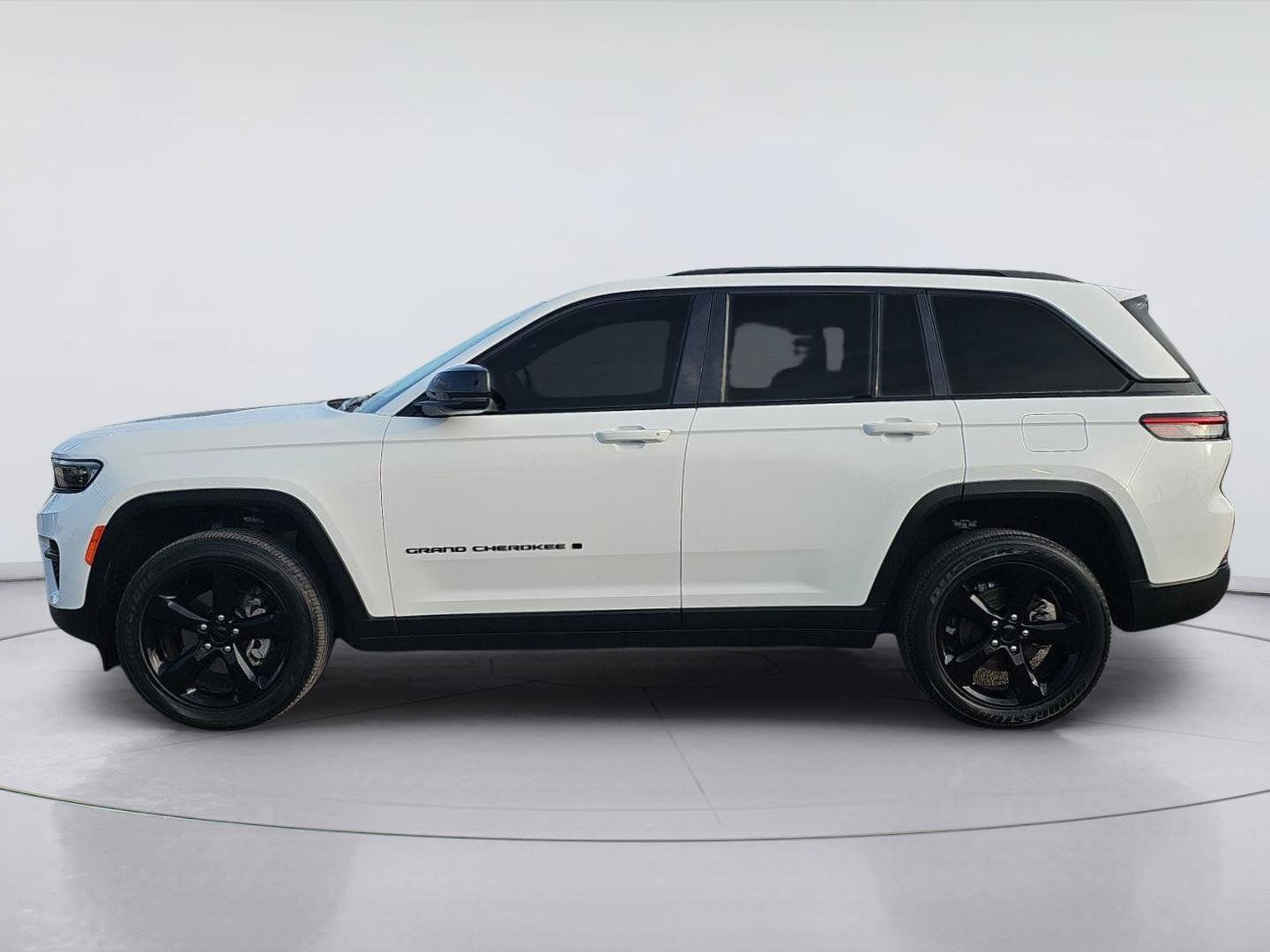 Used 2022 Jeep Grand Cherokee Altitude AWD/4WD image 2