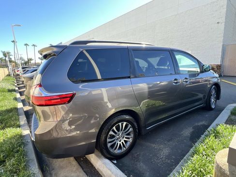 Used 2018 Toyota Sienna XLE image 2