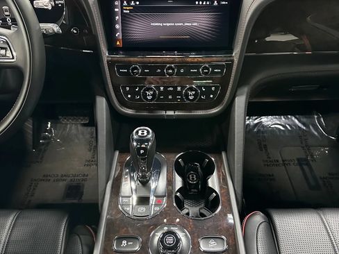 Used 2021 Bentley Bentayga AWD/4WD image 3