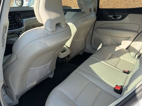 Used 2020 Volvo S60 T5 Momentum image 8