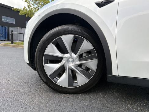 Used 2023 Tesla Model Y AWD image 15