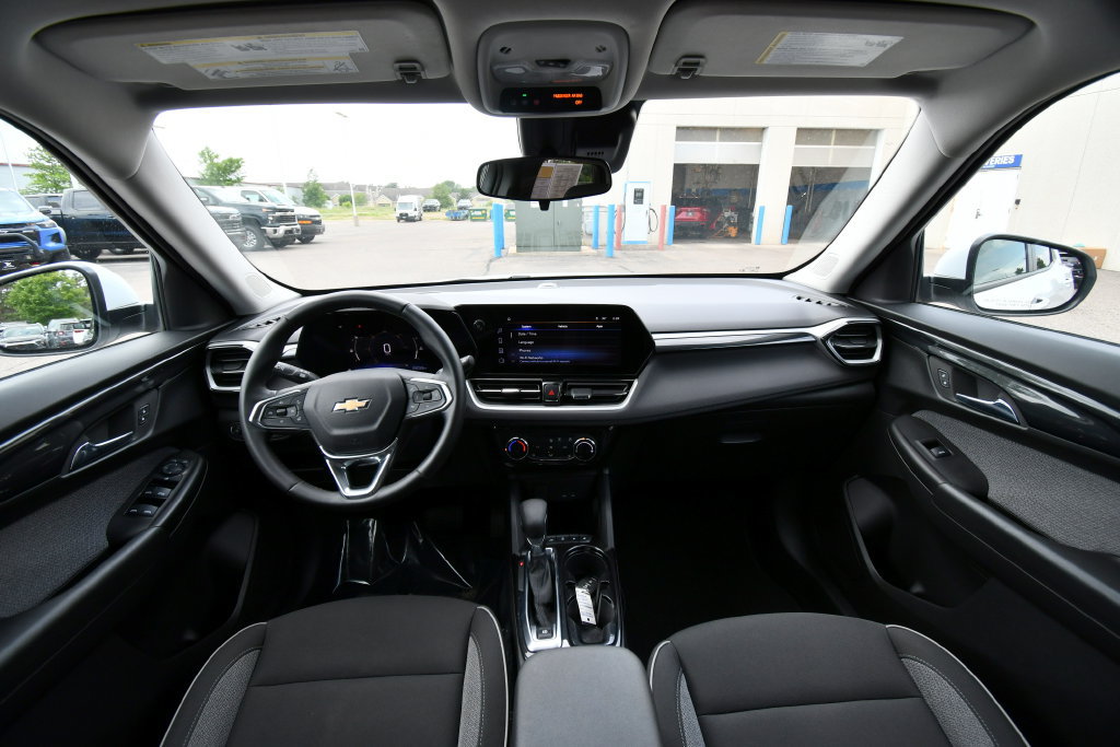 Used 2024 Chevrolet TrailBlazer LT w/ LT Cold Weather Package FWD image 3