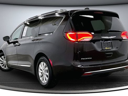 Used 2018 Chrysler Pacifica Touring-L FWD image 4