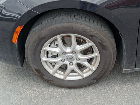 Used 2024 Chrysler Pacifica Touring-L FWD image 13
