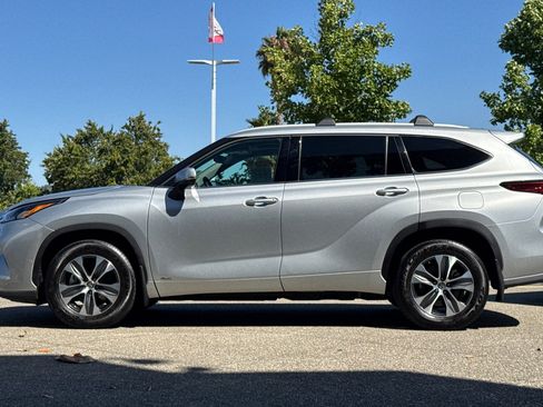 Used 2022 Toyota Highlander XLE AWD/4WD image 2