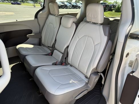 Used 2017 Chrysler Pacifica Touring-L w/ Tire & Wheel Group FWD image 16